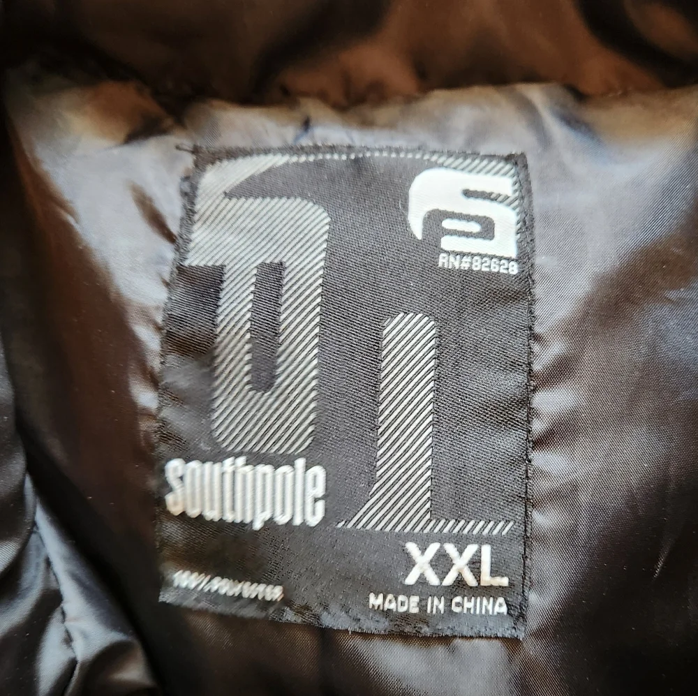 Men's Black Puffer Vest - Size XXL - Picture 4 of 9